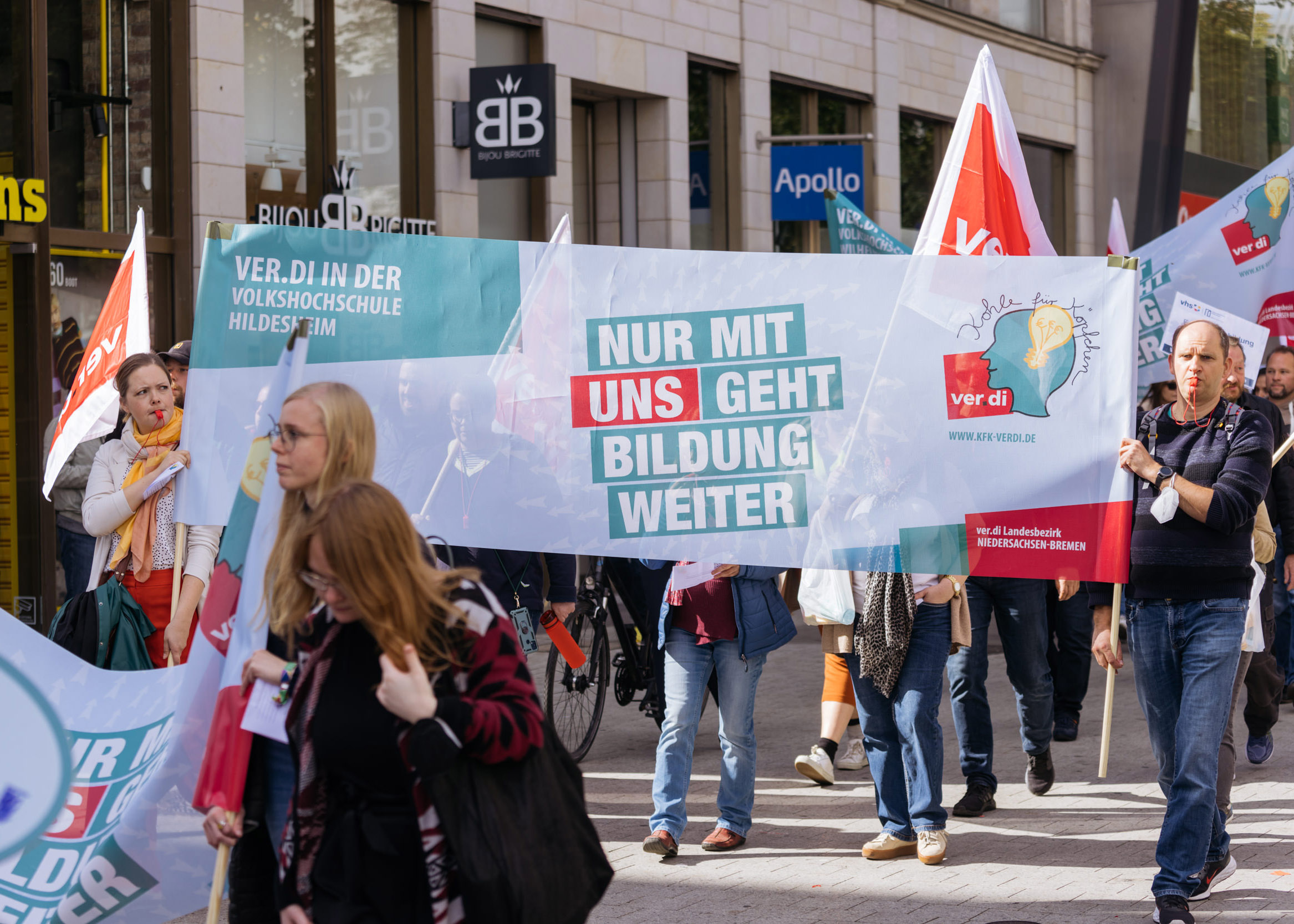 Rund 150 Beschäftigte aus der Erwachsenenbildung haben am Donnerstag, 22. September 2022 vor dem niedersächsischen Landtag in Hannover mit einer Kundgebung ein starkes Zeichen gesetzt. Die Teilnehmenden forderten von den Abgeordneten unter anderem die Aufstockung der Grundfinanzierung auf mindestens 100 Millionen Euro.